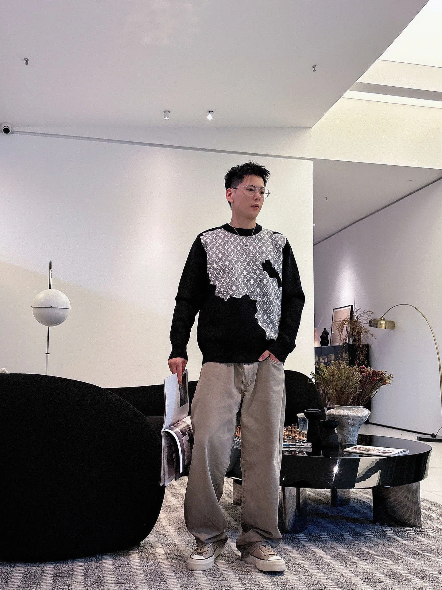 🅿️440 【LV Louis Vuitton】Autumn and winter classic round neck pullover sweater, in full condition! ! ! Wool blended fabric, the latest model in 2025, golden ratio! ! Slim-fitting soft gold, versatile and practical item, the combination and practicality are extremely powerful, simple and elegant, and classy! To create your own style, it is highly recommended to buy it in two colors. The standard slim fit tailoring process is suitable for both young and old men. It is knitted from wool and will not cause any discomfort! While keeping warm, it is stylish, textured and wearable, and the classic logo with contrasting colors on the chest feels in place! ! Recommended for regular customers! ! Size M-3XL (maximum wear: 190 pounds)